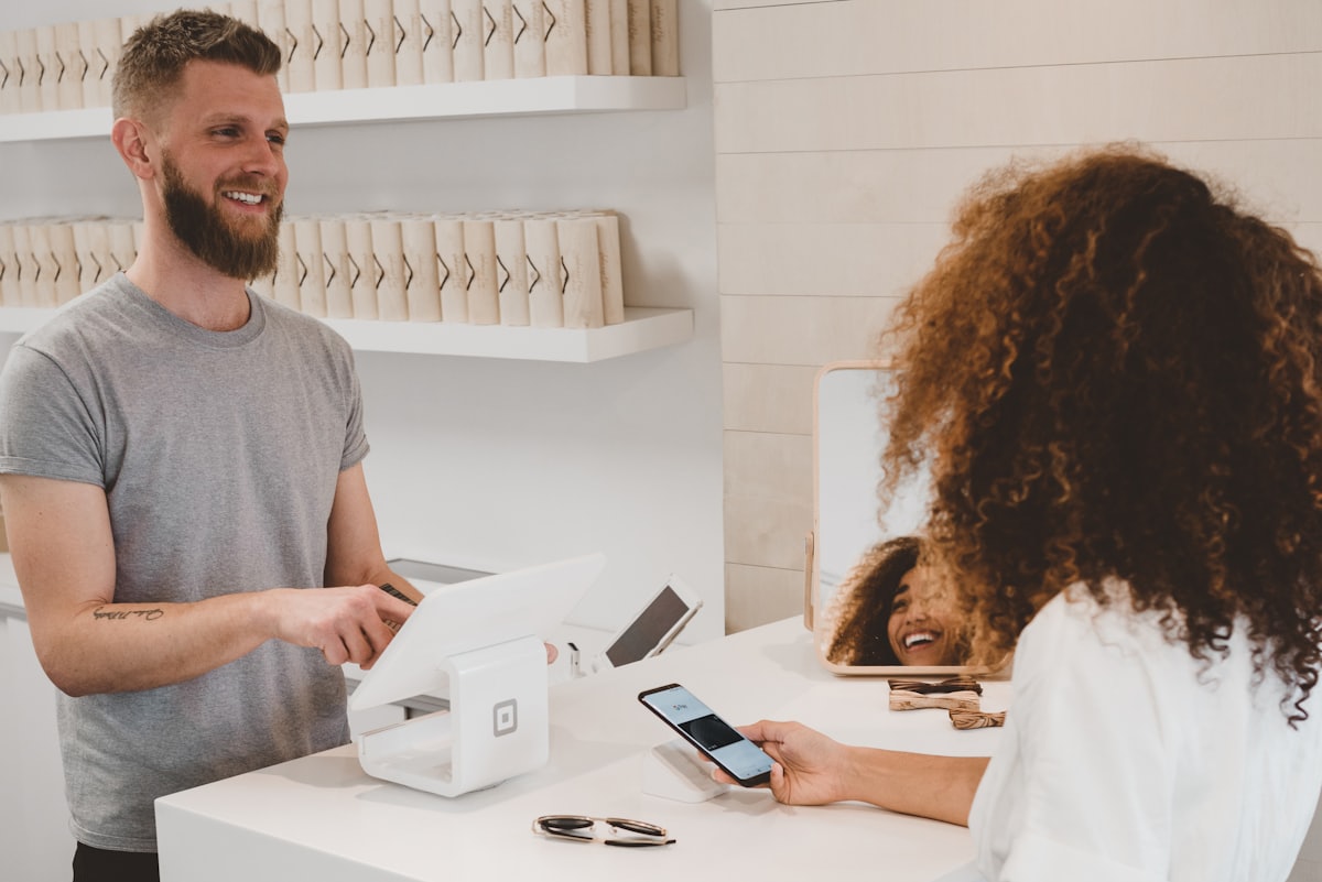 Atención a un cliente en el mostrador de una tienda